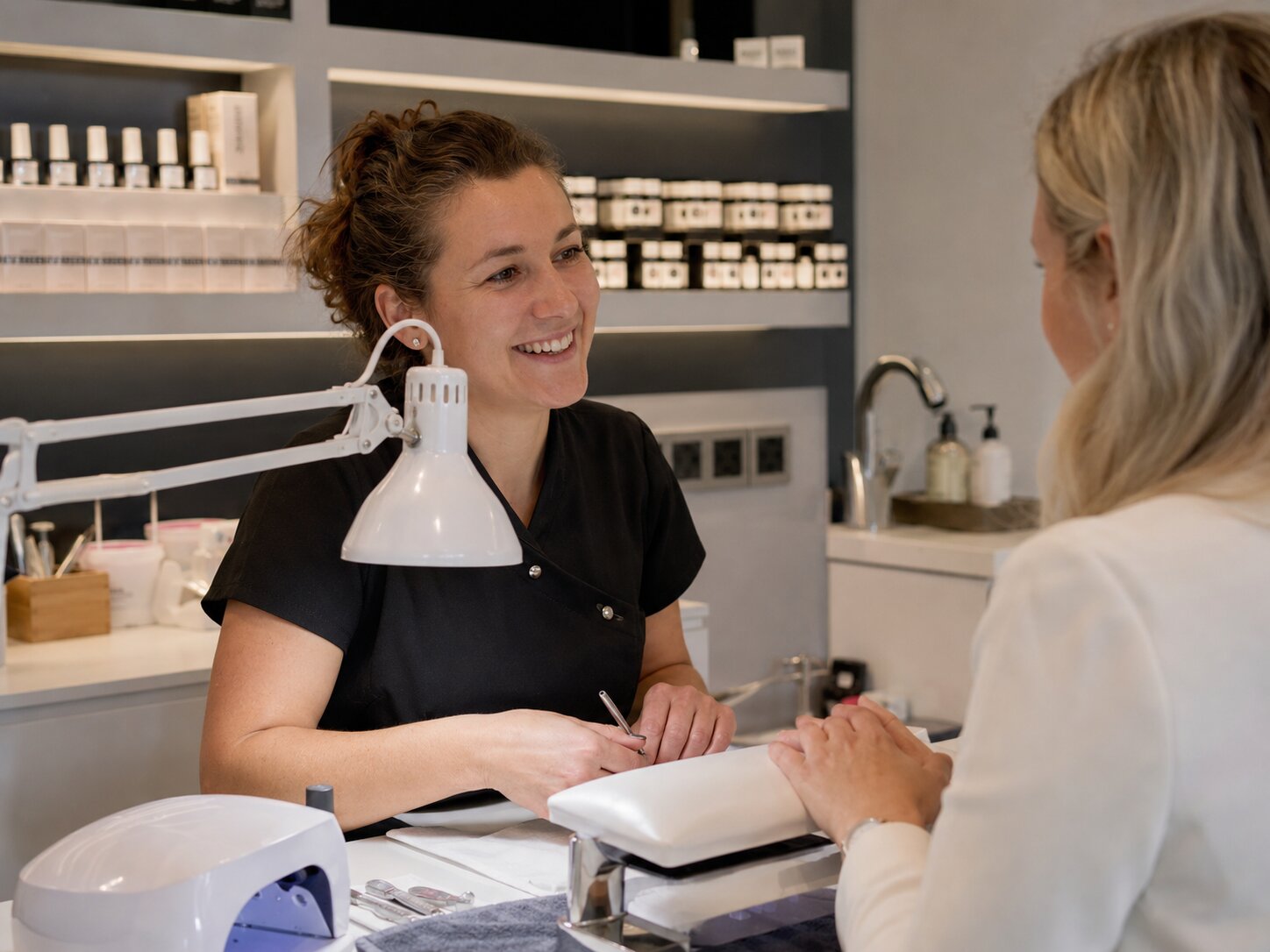 Moderne Nagelstudio-Website mit Terminbuchung